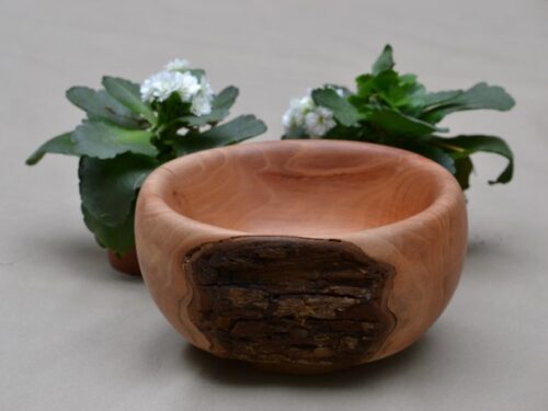 houten schaaltje van peer met schorsinclusie